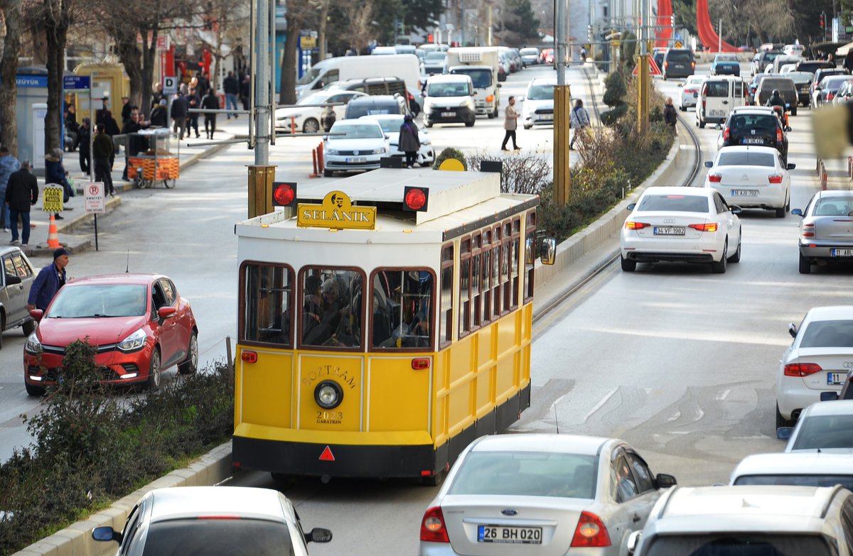 Kültürel Miras Araştırmacısı ve Öğretim Görevlisi Sn. Sabri Kürkçüoğlu'nun kendi sosyal medyasında paylaştığı o yazı.

ŞANLIURFA'DA CADDE YAYALAŞTIRMA ve NOSTALJİ TRAMVAYI

Şanlıurfa'da başlatılan Sarayönü-Haşimiye arasındaki araç trafiğinin kadırılmasındaki esas amaç tarihi