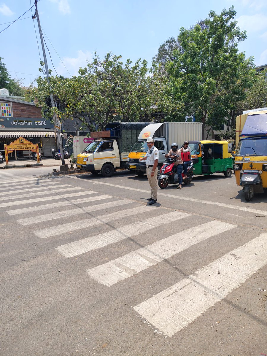 micolyttrfps's tweet image. ಈ ದಿನ ಠಾಣಾ ವ್ಯಾಪ್ತಿಯ  ಜಿ ಡಿ ಮರ  ಜಂಕ್ಷನ್ ನಲ್ಲಿ ವಾಹನ ಸವಾರರಿಗೆ/ ಚಾಲಕರಿಗೆ  #STOPLINE AND #ZEBRACROSS ನ ಕುರಿತು ಜಾಗೃತಿಯನ್ನು ಮೂಡಿಸಲಾಯಿತು.