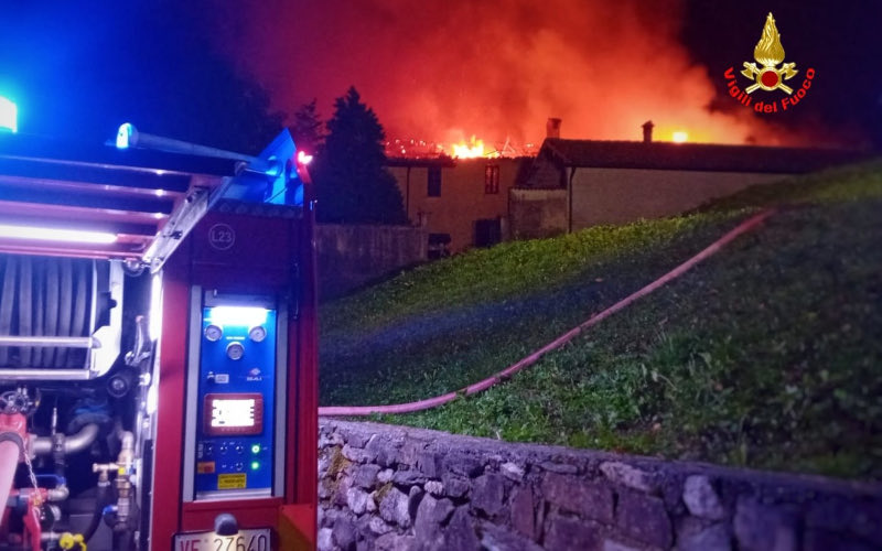 MassimoSertori_'s tweet image. Un vasto #incendio è scoppiato ieri sera nel #monastero della Bernaga a #Perego, una frazione di #LaValletta, nel Lecchese, luogo di culto dove ha ricevuto la comunione #CarloAcutis, da poco proclamato santo.
Le fiamme si sarebbero propagate per…
facebook.com/share/p/1WdXcw…