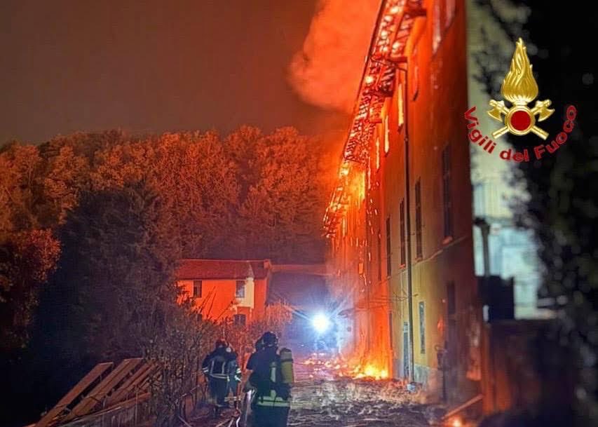 MassimoSertori_'s tweet image. Un vasto #incendio è scoppiato ieri sera nel #monastero della Bernaga a #Perego, una frazione di #LaValletta, nel Lecchese, luogo di culto dove ha ricevuto la comunione #CarloAcutis, da poco proclamato santo.
Le fiamme si sarebbero propagate per…
facebook.com/share/p/1WdXcw…