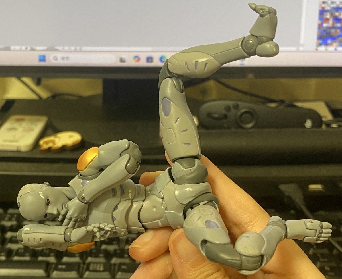 gngn_461's tweet image. 原稿でえっちシーン描いてるから毎回あられも無い姿を取らされる私のポーズモデルくん見て