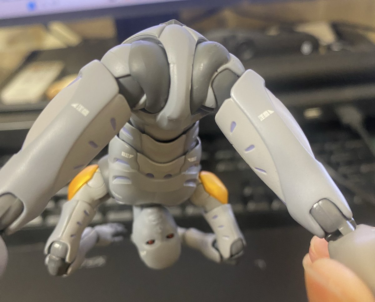 gngn_461's tweet image. 原稿でえっちシーン描いてるから毎回あられも無い姿を取らされる私のポーズモデルくん見て