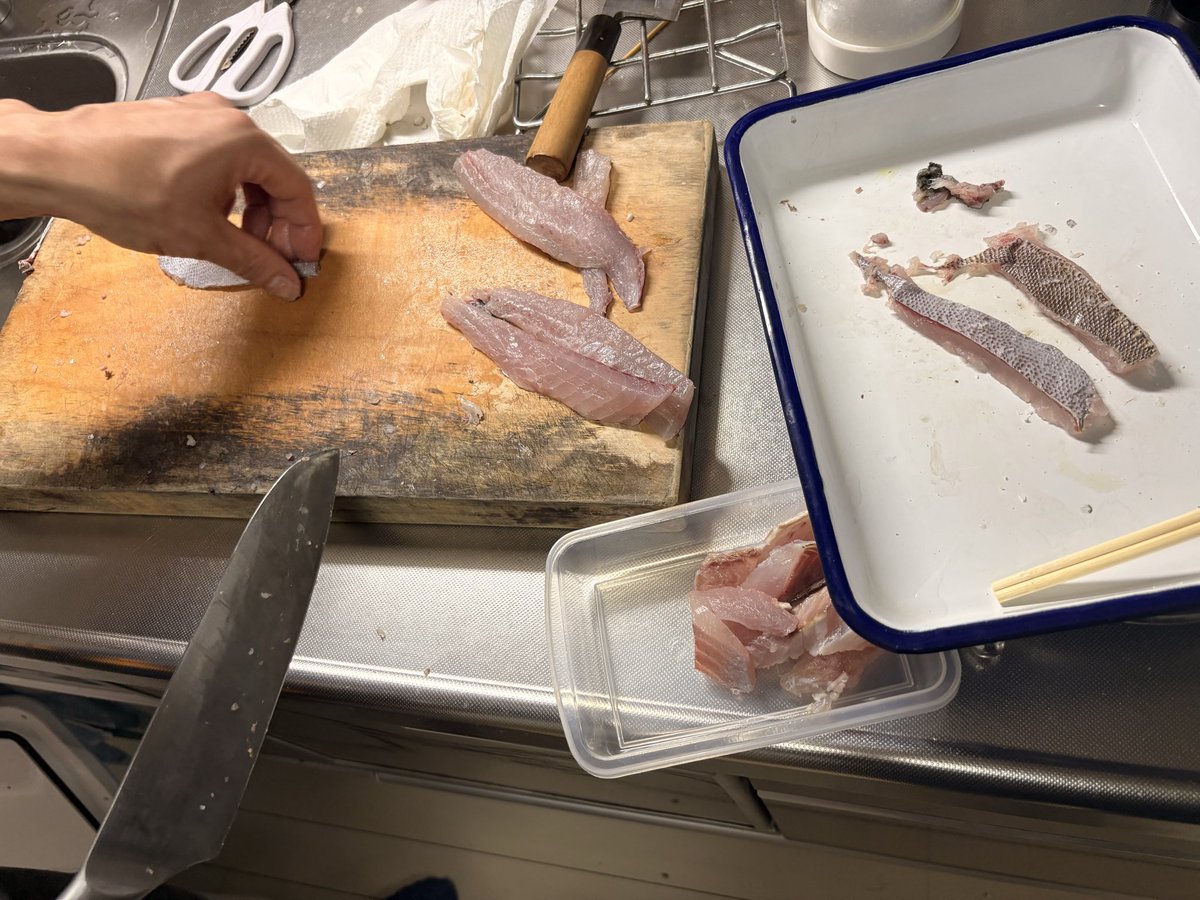 パイセンに捌いてもろて
炙りと刺身でいただきました

自分で釣ったのは美味しいネ☆