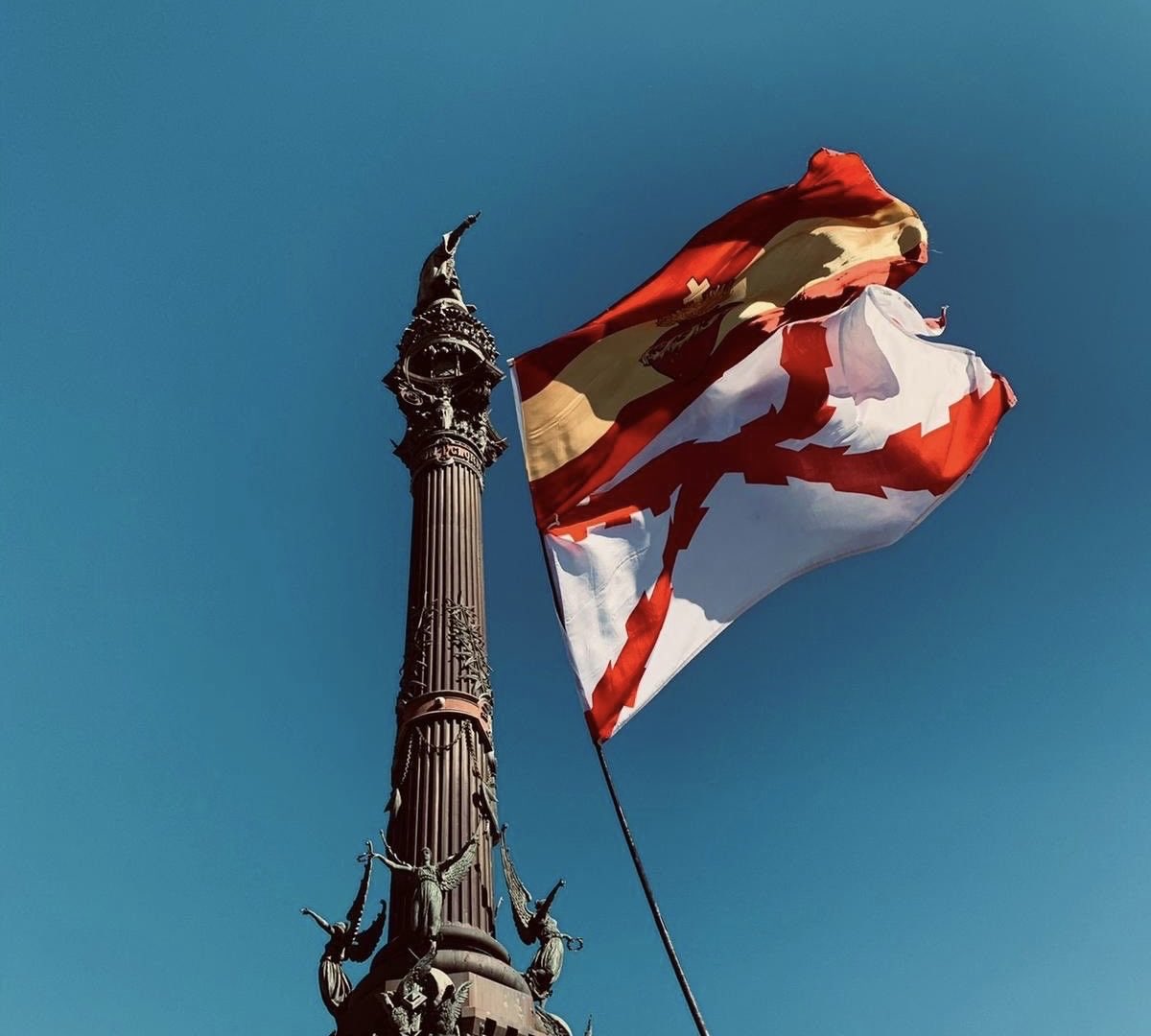 CheTuAmunt's tweet photo. La Hispanidad es la huella inmortal de una nación que llevó su fe, su lengua y su cultura a los confines del mundo.

España civilizó, evangelizó y unió.

Nada de lo que avergonzarnos.
Todo por lo que sentirse orgullosos.
Siglos de grandeza que defender. 
🇪🇸 VIVA ESPAÑA 🇪🇸 https://t.co/Kzcc0saACZ