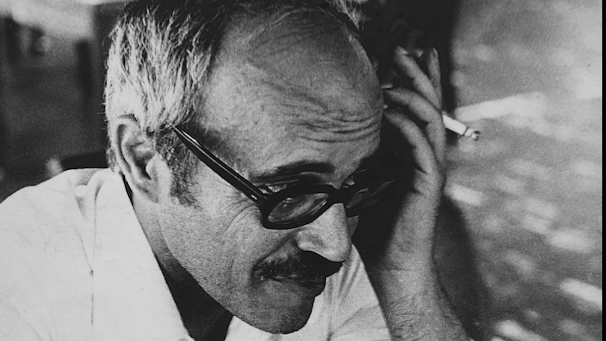 Oysa biz basit insanlarız. Ve ölümlü. Yaşamayı ve baharı bu yüzden severiz. Doğan her şeye inanırız. Çocuklara, güneşe, bize düşler sunan ayışığına.

onat kutlar