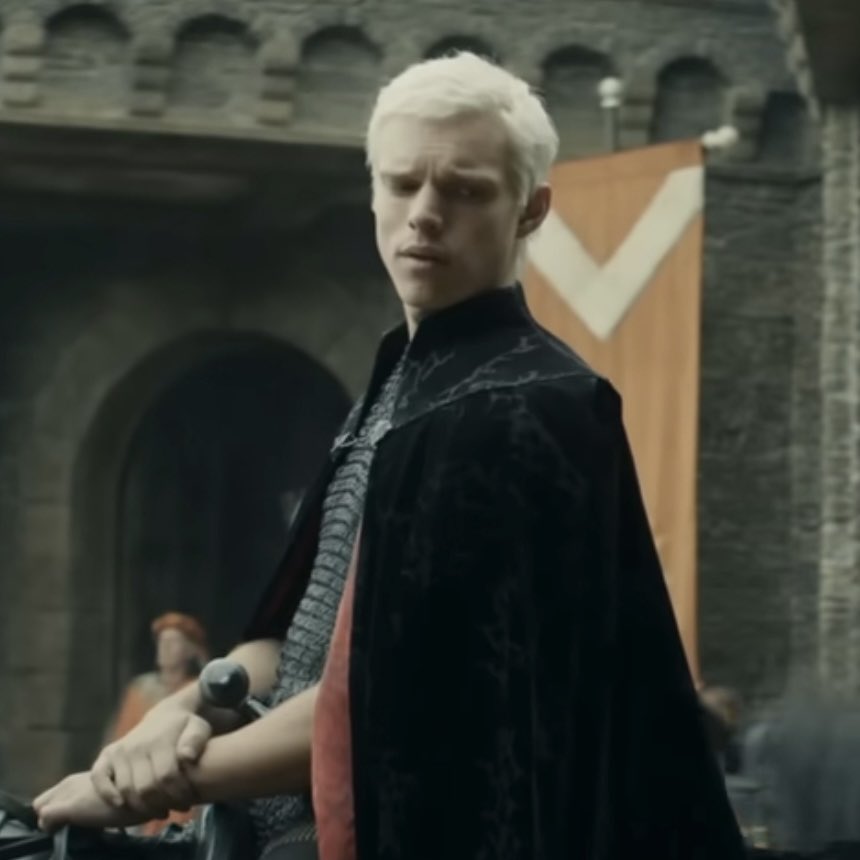 اختيار الممثل موفق لشخصية ايريون تارغيريان، تبدو ملامح الغرور والجنون على وجهه، ومطابق تقريباً لوصفه في الكتاب.
عندي مشكلة مع شعره القصير لكن شكله مقبول.
#AKnightoftheSevenKingdoms