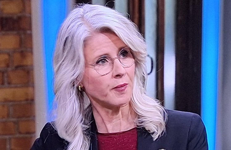 #Vullings: "Denkt u dat een #BBB jurist tot een ander oordeel zou komen dan de Raad van State?"
#Mona: "U praat met een BBB jurist, dus..."

Joost deed vreselijk z'n best om Mona Keijzer onderuit te halen, tevergeefs. 
Waarom eigenlijk, <a href="/JoostVullings/">Joost Vullings</a>? 🤔

#buitenhof
<a href="/Buitenhoftv/">Buitenhof</a>