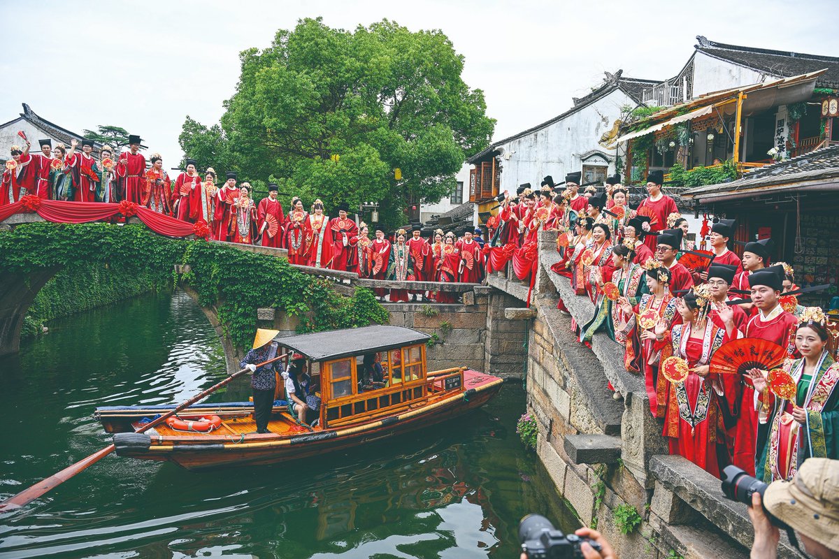 GlobalTimesLife's tweet image. Step into a world of crimson carpets, golden lanterns, and ancient vows. Discover how young couples around China are reviving traditional wedding ceremonies – blending heritage, creativity, and family in unforgettable celebrations. #ChineseWedding globaltimes.cn/page/202510/13…