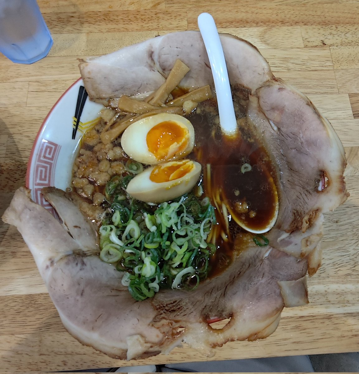 尾道に寄って尾道ラーメン
臭みのない動物系にキレの良い醤油のスープ
麺は加水率低めの細麺
ゴロッとした大きめの背脂の甘みがまた良い
いヤキメシは生卵のせがオススメらしく、まろやかになって良き
#尾道ラーメンしょうや
#特製尾道ラーメンヤキメシ小セット
#生卵のせ