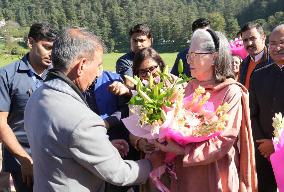 lightiyc's tweet image. “हिमाचल की धरती पर एक ऐतिहासिक पल 🌸
कांग्रेस संसदीय दल की अध्यक्षा श्रीमती सोनिया गांधी जी का आगमन —
कल वो उस नेता की प्रतिमा का अनावरण करेंगी जिन्होंने हिमाचल को नई ऊँचाइयाँ दीं,
स्व. वीरभद्र सिंह जी 🙏
#SoniaGandhi #Himachal #Congress”