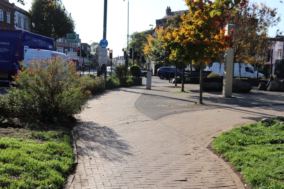 ✅ Blitz clean complete at Thornton Heath Pond!

We’ve:
🖌️ Removed graffiti
🚮 Cleared fly-tipping (we’re contacting those responsible)
🚿 Cleaned gullies
🎁 Handed out business graffiti removal kits
🌳 Tidied the central green space

Next stop: Crystal Palace!

#CleanerCroydon