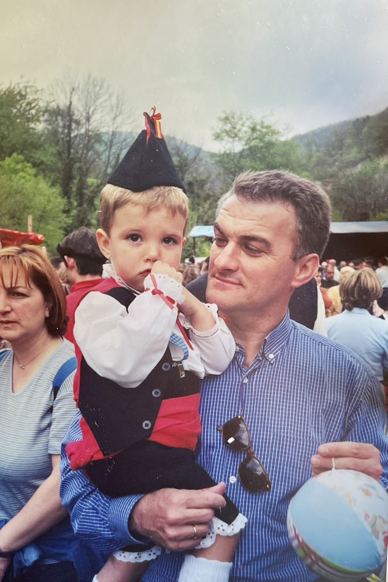 Sobre mi padre, que es el hombre que aspiro a ser en algún día.