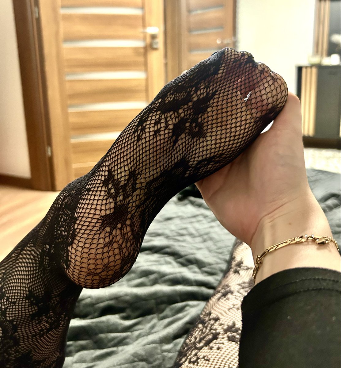 GoddnessOnHeels's tweet photo. Kto dziś daje blika na kawę? 

Ci którzy opłacą mi dziś kawę, wezmą udział w losowaniu moich rajstopek ze zdjęcia 🎁🐕

Chcesz poczuć mój zapach frajèrze?

Findom femdom nylons stopy feet footfetish 
@rt_feet @RTNiewolnik https://t.co/6oRIxR0eFa