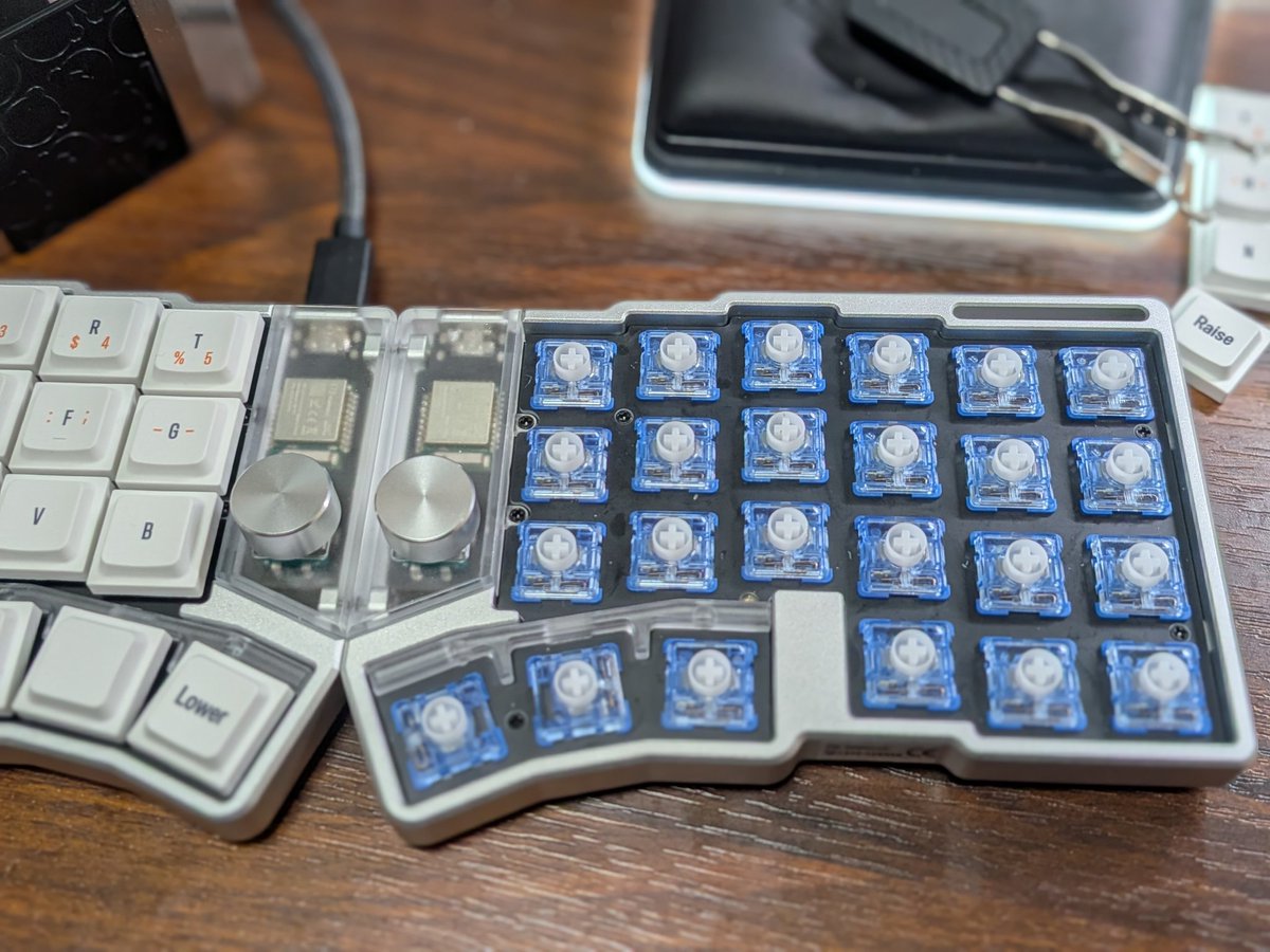 Cornixのキースイッチ、前に作った完全無線分割キーボードからひっぺが