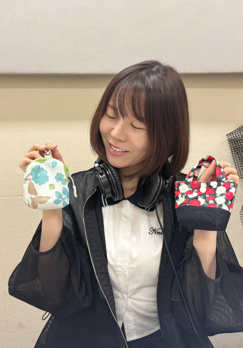 本日もＦＭ NACK5「はんざき畑」をお聞きいただきありがとうございました📻
放送でお話した、入院中に作ってくださってプレゼントしてくれたポーチです。可愛いです。「明日へ向かう人」をライブ音源でお送りしました。
＃はんざき畑
＃半崎美子