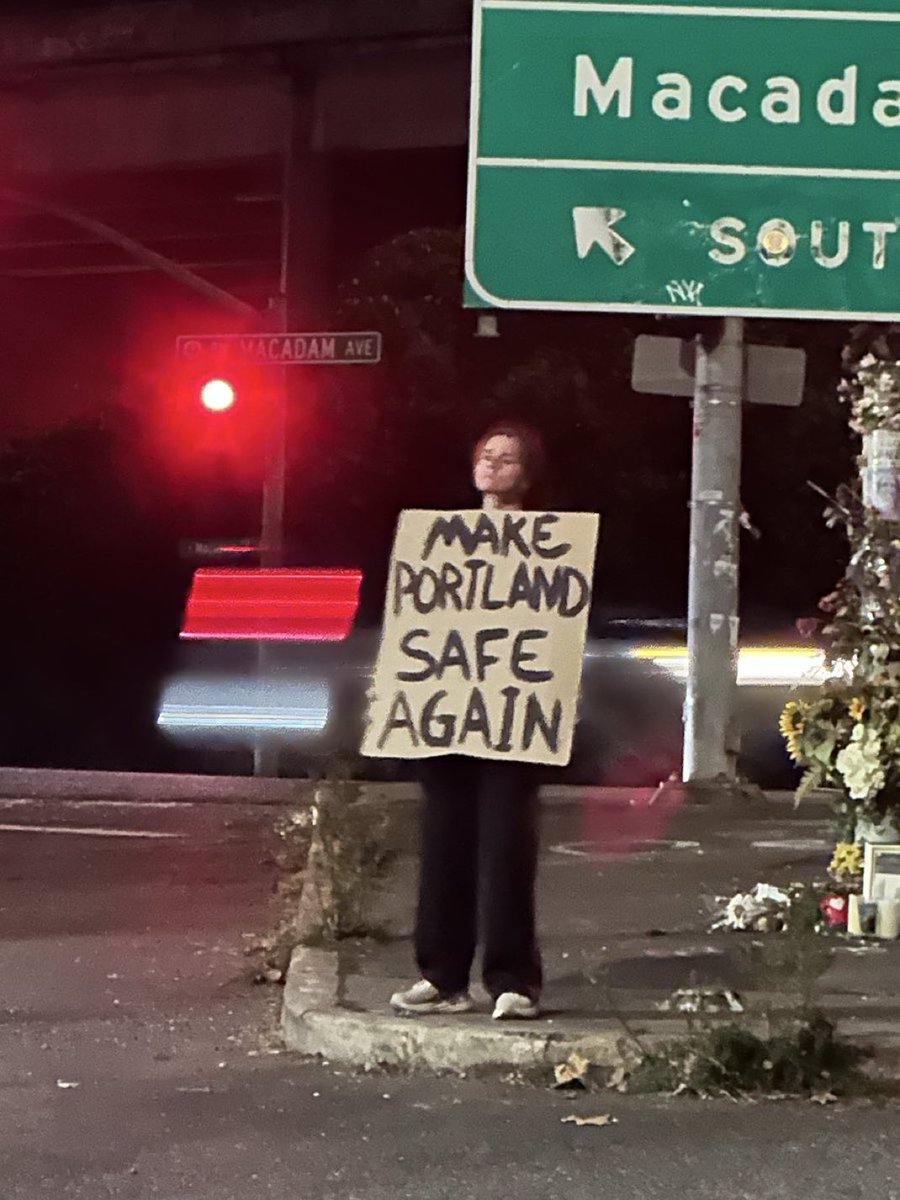 ImFiredUp2's tweet image. This picture makes me so mad. 

No American community should have a domestic terrorist organization run their local government and police. 

Liberate Portland @DHSgov