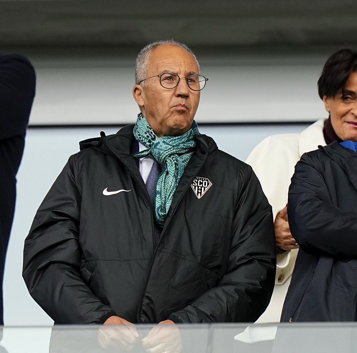 _BeFootball's tweet photo. 🚨😱 « 𝗝𝗘 𝗦𝗔𝗜𝗦 𝗢𝗨̀ 𝗧𝗨 𝗛𝗔𝗕𝗜𝗧𝗘𝗦. »

Le président d’Angers, Saïd Chabane, 𝗔𝗨𝗥𝗔𝗜𝗧 𝗠𝗘𝗡𝗔𝗖𝗘́ 𝗗𝗘𝗦 𝗦𝗨𝗣𝗣𝗢𝗥𝗧𝗘𝗥𝗦 𝗘𝗡 𝗔𝗣𝗣𝗘𝗟 𝗠𝗔𝗦𝗤𝗨𝗘́ ! 🗣️😳

👉 Un fan du SCO, auteur de quelques tweets avec le #ChabaneOut, raconte à @OuestFrance :

« Il me dit : «𝗩𝗢𝗨𝗦 𝗠𝗘 𝗥𝗘𝗖𝗢𝗡𝗡𝗔𝗜𝗦𝗦𝗘𝗭 ? » Évidemment, car il a une voix et une façon de parler très reconnaissable.

Directement, il a commencé à me mettre un coup de pression. Il m’a dit “𝗝𝗘 𝗦𝗔𝗜𝗦 𝗢𝗨̀ 𝗧𝗨 𝗛𝗔𝗕𝗜𝗧𝗘𝗦, 𝗢𝗨̀ 𝗧𝗨 𝗘́𝗧𝗨𝗗𝗜𝗘𝗦.”

𝗜𝗹 𝘃𝗼𝘂𝗹𝗮𝗶𝘁 𝗺𝗲 𝘃𝗼𝗶𝗿 𝗽𝗼𝘂𝗿 𝗾𝘂𝗲 𝗷𝗲 𝗹𝘂𝗶 𝗱𝗶𝘀𝗲 𝗲𝗻 𝗳𝗮𝗰𝗲 𝗰𝗲 𝗾𝘂𝗲 𝗷’𝗲́𝗰𝗿𝗶𝘃𝗮𝗶𝘀 𝘀𝘂𝗿 𝗫. 𝗣𝗼𝘂𝗿𝘁𝗮𝗻𝘁, 𝗷𝗲 𝗻𝗲 𝗹’𝗮𝗶 𝗷𝗮𝗺𝗮𝗶𝘀 𝗶𝗻𝘀𝘂𝗹𝘁𝗲́. »

👉 Un autre supporter ajoute :

 « Il m’a demandé si j’étais libre dans la semaine pour qu’on se rencontre et m’a dit : “𝗢𝗡 𝗩𝗔 𝗗𝗜𝗦𝗖𝗨𝗧𝗘𝗥, 𝗩𝗢𝗨𝗦 𝗠𝗘 𝗗𝗜𝗥𝗘𝗭 𝗖𝗘 𝗤𝗨𝗘 𝗩𝗢𝗨𝗦 𝗔𝗩𝗘𝗭 𝗔̀ 𝗠𝗘 𝗗𝗜𝗥𝗘 𝗘𝗡 𝗙𝗔𝗖𝗘”.

👉 Un autre dit avoir été appelé par le service communication du club pour une drôle d’invitation 🤨:

« 𝗢𝗻 𝗺’𝗮 𝗮𝗽𝗽𝗲𝗹𝗲́ 𝗽𝗼𝘂𝗿 𝗺𝗲 𝗱𝗶𝗿𝗲 𝗾𝘂𝗲 𝗦𝗮𝗶̈𝗱 𝗖𝗵𝗮𝗯𝗮𝗻𝗲 𝘃𝗼𝘂𝗹𝗮𝗶𝘁 𝗺’𝗶𝗻𝘃𝗶𝘁𝗲𝗿 𝗮̀ 𝗹𝗮 𝗴𝗮𝗹𝗲𝘁𝘁𝗲 𝗱𝗲𝘀 𝗿𝗼𝗶𝘀 𝗱𝘂 𝗰𝗹𝘂𝗯. 🍽️ 

𝗤𝘂𝗮𝗻𝗱 𝗷’𝗮𝗶 𝗱𝗲𝗺𝗮𝗻𝗱𝗲́ 𝗽𝗼𝘂𝗿𝗾𝘂𝗼𝗶 𝗶𝗹 𝘀𝗼𝘂𝗵𝗮𝗶𝘁𝗮𝗶𝘁 𝗺’𝗶𝗻𝘃𝗶𝘁𝗲𝗿, 𝗼𝗻 𝗺’𝗮 𝗱𝗶𝘁 𝗾𝘂’𝗼𝗻 𝗻𝗲 𝘀𝗮𝘃𝗮𝗶𝘁 𝗽𝗮𝘀. »

😳 Ils sont au moins 5 à prétendre avoir reçu ce type d’appels… 𝗣𝗢𝗨𝗥 𝗦𝗘 𝗧𝗔𝗜𝗥𝗘, et certains assurent avoir eu peur étant donné que leurs coordonnées sont connues. 🤐😰 

Chabane 𝘀𝗲 𝘁𝗶𝗲𝗻𝘁 𝗶𝗻𝗳𝗼𝗿𝗺𝗲́ 𝗱𝗲 𝘁𝗼𝘂𝘁 à son sujet, notamment sur X, 𝗲𝘁 𝗼𝗻 𝗹𝘂𝗶 𝗿𝗮𝗽𝗽𝗼𝗿𝘁𝗲 𝗰𝗲𝗿𝘁𝗮𝗶𝗻𝗲𝘀 𝗰𝗵𝗼𝘀𝗲𝘀 d’après un ancien salarié d’Angers.

Récemment, un internaute qui l’avait filmé à deux doigts d’en venir aux mains avec des jeunes, 𝗮 𝗿𝗲𝗰̧𝘂 𝟮 𝗮𝗽𝗽𝗲𝗹𝘀 𝗱𝘂 𝗰𝗹𝘂𝗯 𝗽𝗼𝘂𝗿 𝘀𝘂𝗽𝗽𝗿𝗶𝗺𝗲𝗿 𝘀𝗮 𝘃𝗶𝗱𝗲́𝗼.

(@OuestFrance)