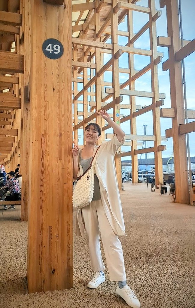 大屋根リングで
自分の年齢の番号の柱で写真撮るの
流行ってるらしくマネしてみた！

なかなかの年数、生きてきたな。