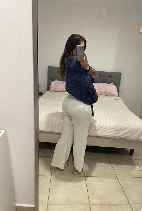 goddess_chloe_r's tweet image. 9/10 times im in slippers outside🤭
Imagine owning a pair of my outdoor slippers 👃