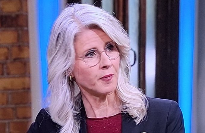 #buitenhof 

Complimenten voor de STERKE journalistiek van Joost  Vullings! 

Mona Keijzer wordt zeer kritisch bevraagd en geconfronteerd met haar beleid. Je merkt meteen dat ze wankelt en het moeilijk heeft. Ze draait om de antwoorden heen en geeft niet de juiste antwoorden.