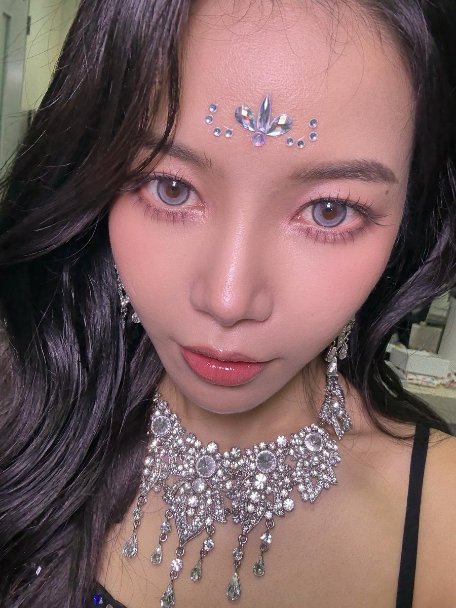 DragonKazoo77's tweet image. 251012 solarkeem IG

The Solaris Seoul concert has come to an end today.
Thank you to everyone who worked hard together!
Thank you to everyone who came!
It was an unforgettable performance 😊

🔗instagram.com/p/DPtM3gTjwkN/

++
#Solaris #SOLAR #솔라 #頌樂 #MAMAMOO #마마무 @RBW_MAMAMOO