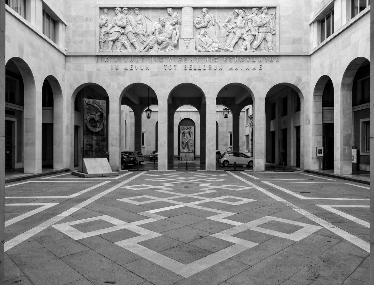 Fede_ebasta's tweet photo. Simmetrie
#unipd #Padova #BlackandWhitephotography #bnw #lemiefoto #12ottobre https://t.co/67DPvEMgH2
