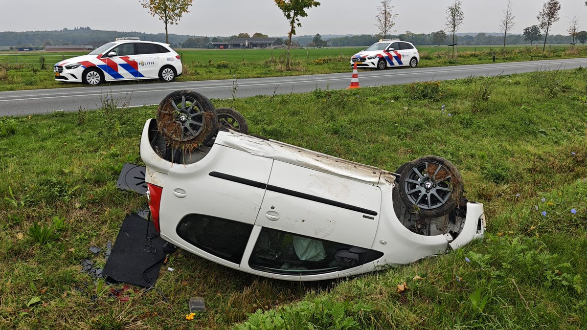 Auto belandt op de kop in sloot bij Azewijn