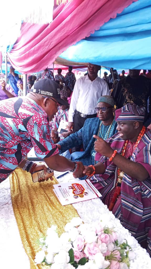 PHOTOS: Alaafin of Oyo, Oba Abimbola Akeem Owoade I in handshake with Chief Adegboyega Taofeek Adegoke, Aare Egbe-Omo Balogun of Ibadanland, At World Twins Festival 2025, Igbo-Ora, Oyo state.