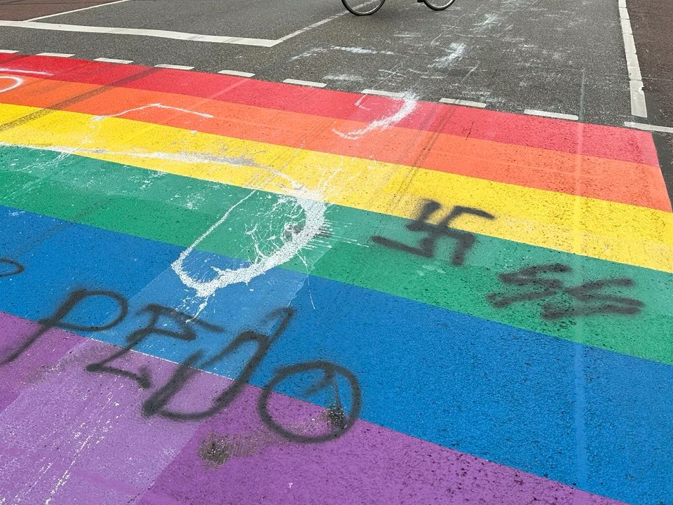 Regenboogoversteek in Velp opnieuw beklad ogld.nl/Fsse
