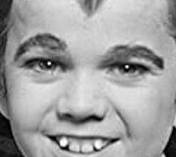 A veces el mal no lleva colmillos, ni habita en castillos oscuros.
A veces sonríe, usa corbata, habla por teléfono y cita leyes.
Su maldad no se anuncia con relámpagos: se disfraza de normalidad.
El rostro del mal ya no asusta; se sienta en mesas de poder y se burla de quienes