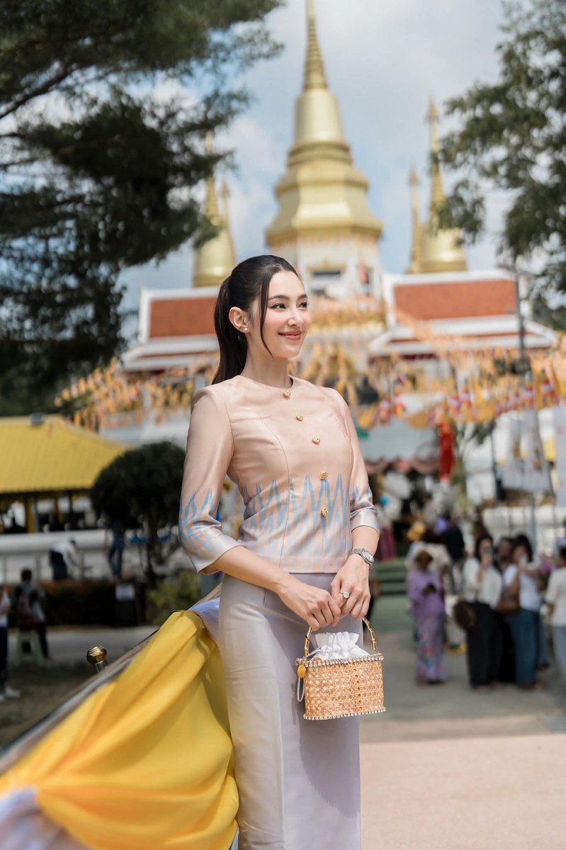 we_arebellaclub's tweet photo. 🙏🏻🤍 @bl_bellacampen ✨
#กฐินเบลล่า #เบลล่าราณี​ #bellacampen 
Cr. Facebook : พลอยกับเบล https://t.co/lnCcTyuYtG