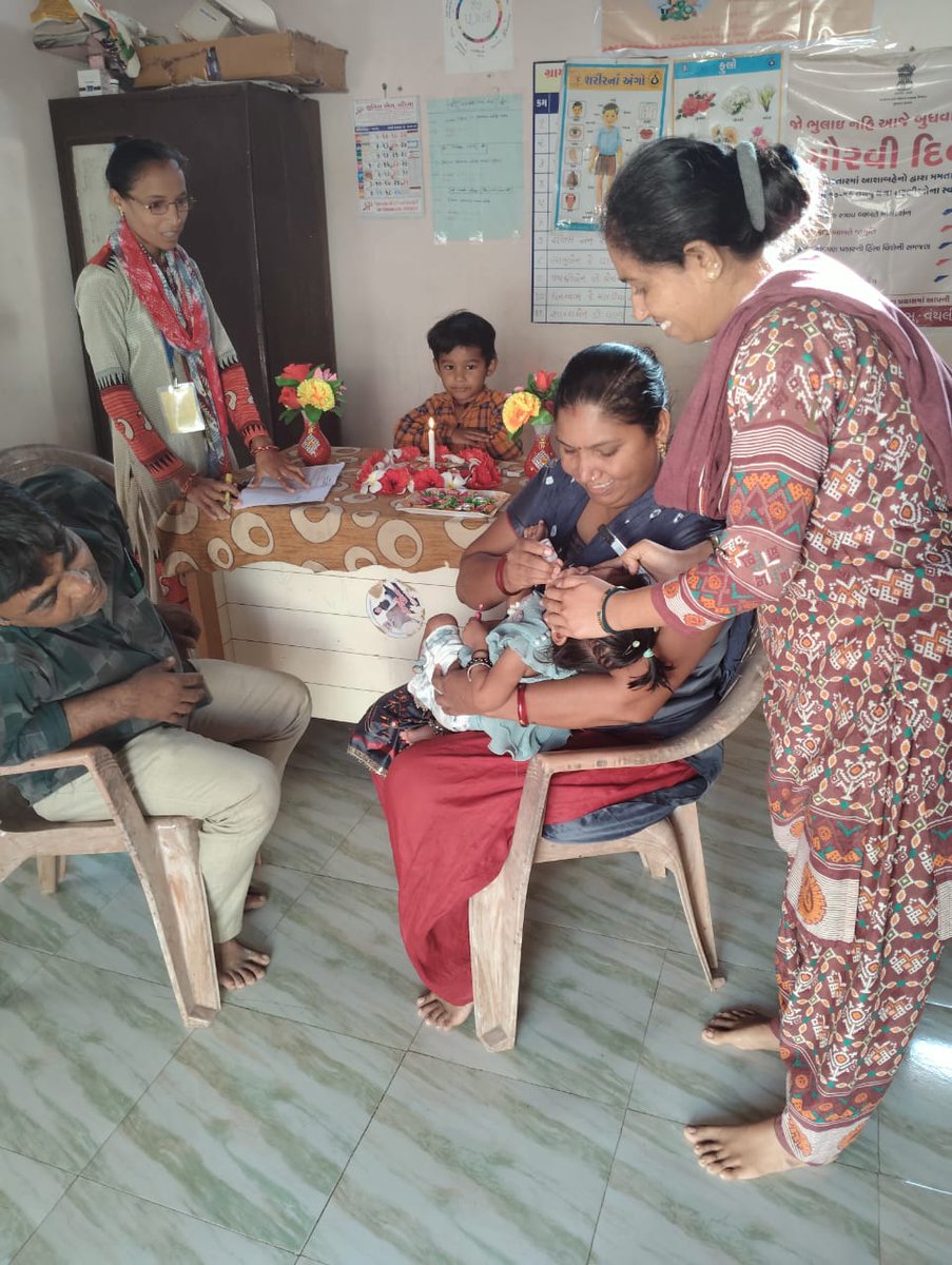 HwcBantiya's tweet image. 💦 પોલિયો રવિવાર 💦
આજ રોજ આયુષમાન આરોગ્ય મંદિર બંટીયા, ઘંટીયા અને નવલખી ગામ ખાતે સરપંચ શ્રી હસ્તે પોલિયો બુથ નુ ઓપનિંગ કરવામાં આવ્યું અને પોલિયો ના ટીપા પીવડાવા મા આવ્યા..#poliosunday #PolioDrops #PolioAwareness #poliomuktbharat