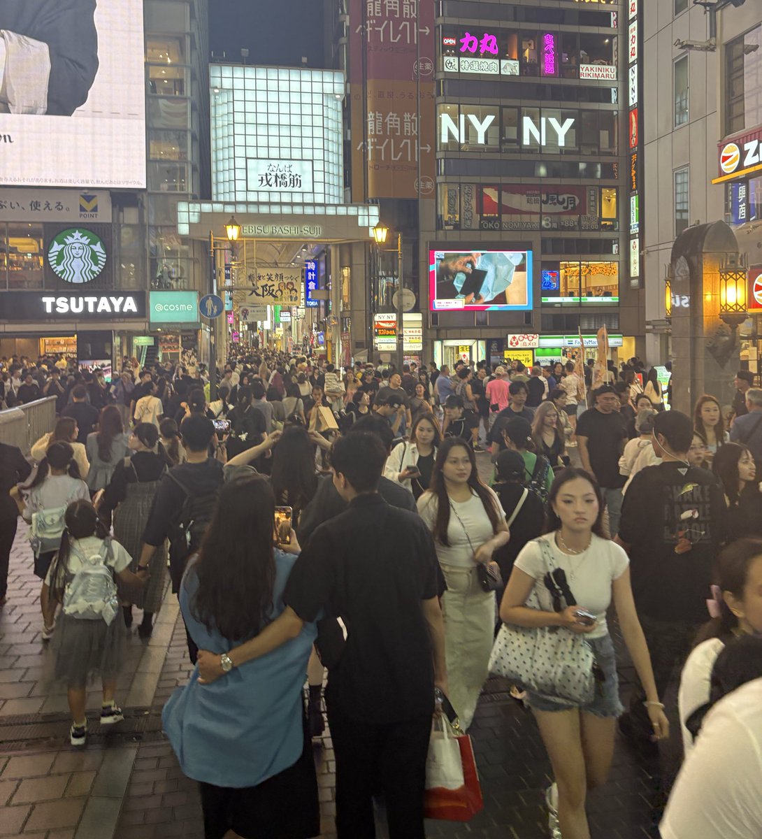 kaoripomupomu's tweet image. 大阪はもう観光客が多すぎて遊べない
