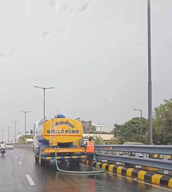 OGarun21's tweet image. கொட்டும் மழையிலும் செடிக்கு
தண்ணி விடும் கோவை 
மாநகராட்சிக்கு நன்றி 🙏