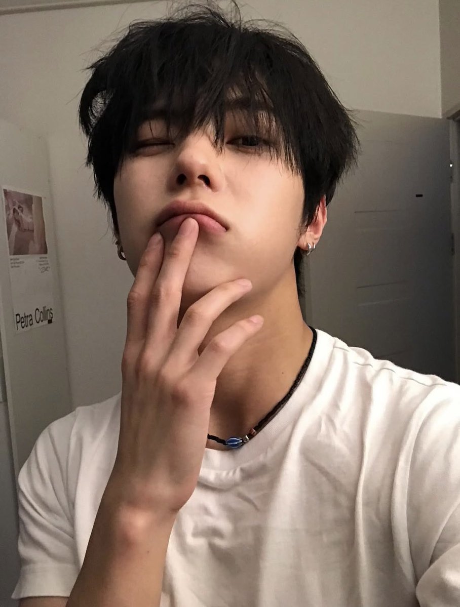 2ljeonge's tweet image. 억빠를 안 할 수가 없네
손톱 정리 잘 되고 뼈마디 붉은 개예쁜 남자 손으로 뚱쭝입술 누르고 있는 것부터 곧 낑겨 죽을 것 같은 애굣살에 내려다보고 있는 눈에다가 코는 또 앙나 예쁘고 머리는 또 복슬복슬해서 초커염지고 기본 흰반팔티에 목걸이 귀걸이 싹 찬 것까지 여자다죽죠