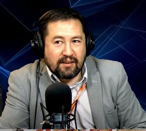 Зандаа: Zandaa Goosh: Яг үнэндээ Хүрэлсүх гэдэг боловсролгүй хулгайчийг та хэд төрийн тэргүүнээрээ сонгосон. Өмнөх нь бүр хөгийн новш байсан. Та хэд л сонгосон. Үйлийн үрээ бид эдэлж байна.
Энэ үйлийн үр яаж илэрдэг гээч? 
Тэргүүний сэхээтэн, дэвшилтэт үзэлтэй хүмүүс ч энэ хэдэд