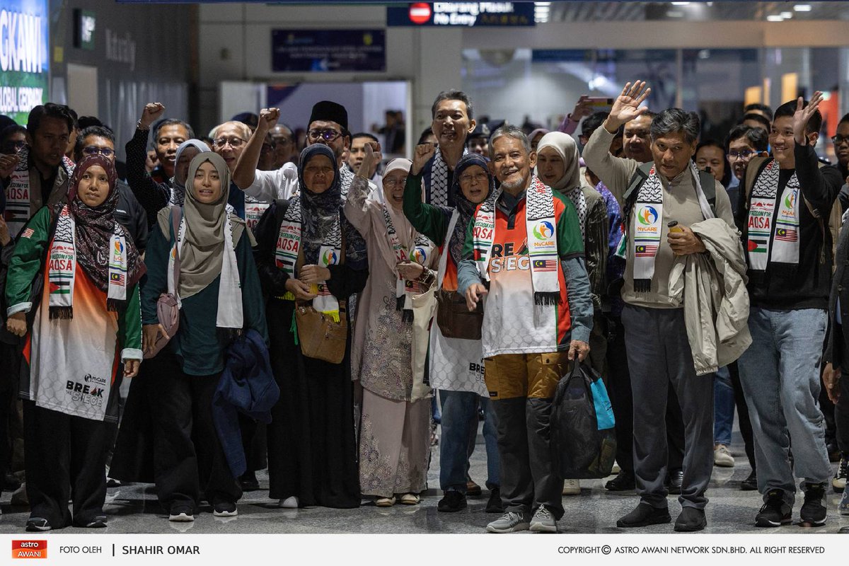 501Awani's tweet photo. Sembilan rakyat Malaysia yang juga aktivis Freedom Flotilla Coalition (FFC) selamat mendarat di Terminal 1 Lapangan Terbang Antarabangsa Kuala Lumpur (KLIA) pada jam 4 petang Ahad.

Ketibaan mereka disambut oleh ahli keluarga, rakan dan aktivis Humanitarian Care Malaysia (MyCARE) serta orang ramai yang menzahirkan sokongan ke atas misi FFC dan Thousands Madleen To Gaza (TMTG). #AWANInews

📷: Astro AWANI / Shahir Omar