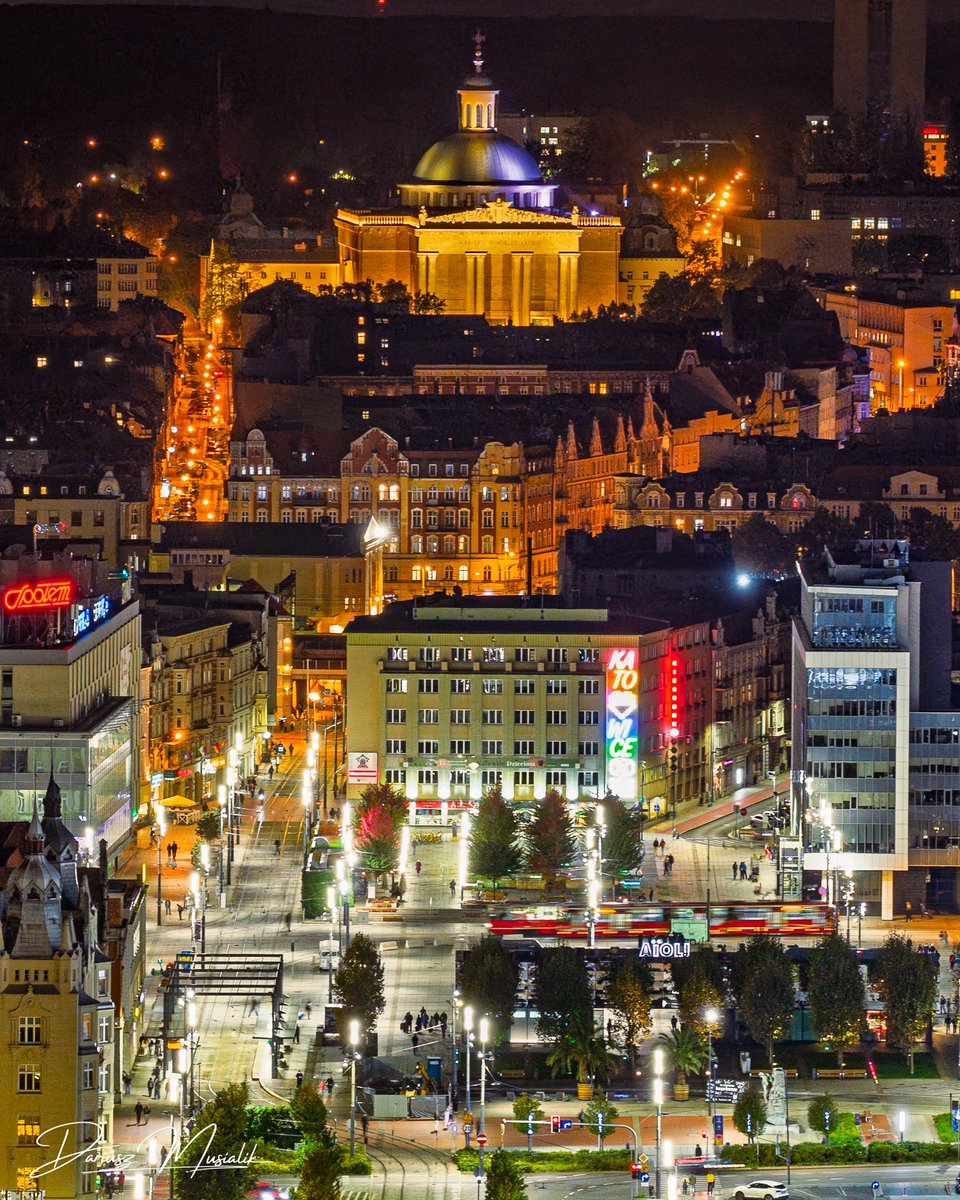 #Katowice.
Na pierwszym planie rynek, w tle Archikatedra Chrystusa Króla.
(fot. Dariusz Musialik)