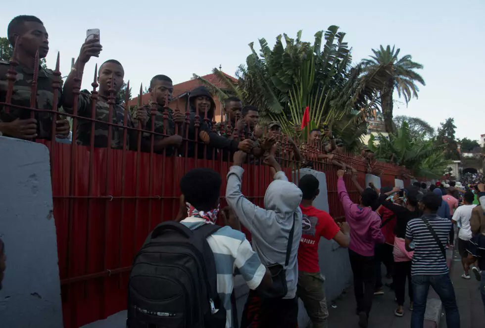 ConnaisAfrique's tweet photo. 🇲🇬 MADAGASCAR : QUAND L'ARMÉE QUI T'A FAIT ROI DÉCIDE DE TE VIRER.

Dimanche 12 octobre 2025, Antananarivo. Personne ne sait plus qui dirige Madagascar. Et c'est pas une figure de style.

Retour à hier matin, samedi 11 octobre. Le CAPSAT, ce corps d'armée des personnels et services administratifs et techniques, publie une vidéo sur Facebook. 

Pas un communiqué corporate. Non, une vraie déclaration de guerre au régime : "Nous, militaires, ne jouons plus notre rôre. On est devenus des lèche-bottes. On a préféré s'assujettir et exécuter des ordres illégaux au lieu de protéger la population."

Dans la vidéo, ils appellent leurs frères d'armes à refuser de tirer sur les manifestants, à quitter leurs postes devant les palais présidentiels, et même à bloquer l'aéroport pour empêcher quiconque de s'enfuir. 

Textuel : "Braquez vos armes sur ceux qui vous ordonnent de tirer sur vos frères d'armes car ce ne sont pas eux qui vont s'occuper de votre famille si jamais vous mourrez."

Ce matin, dimanche, le CAPSAT annonce avoir "pris le contrôle des forces armées malgaches". 

Du côté de la présidence, réaction immédiate : communiqué dénonçant une "tentative de prise du pouvoir illégale et par la force, contraire à la Constitution." 

Rajoelina affirme être toujours sur le territoire. Mais personne ne l'a vu depuis samedi.

Comment on en est arrivés là ?

Tout commence le 25 septembre. Des coupures d'eau et d'électricité qui durent depuis des mois. La Gen Z malgache dit stop et descend dans la rue. 

Le bilan depuis le 25 septembre :

🔻 22 morts selon l'ONU (Rajoelina conteste et parle de 12 morts, "tous des pilleurs, des casseurs")
🔻 Plus de 100 blessés
🔻 1 soldat du CAPSAT tué par les gendarmes samedi
🔻 Le gouvernement dissous le 29 septembre en catastrophe
🔻 Un nouveau Premier ministre militaire nommé le 6 octobre. Mais trop tard, personne n'y croit plus.

Rajoelina promet même de démissionner si les problèmes ne sont pas résolus dans un an. Mais l'armée n'a pas attendu un an pour trancher.

En 2009, c'est le CAPSAT qui se mutine contre le président Ravalomanana et porte Rajoelina au pouvoir.

Seize ans plus tard, le CAPSAT se mutine contre Rajoelina. 

À suivre…

#Afrique #madagascargenZ #Madagascar 🇲🇬