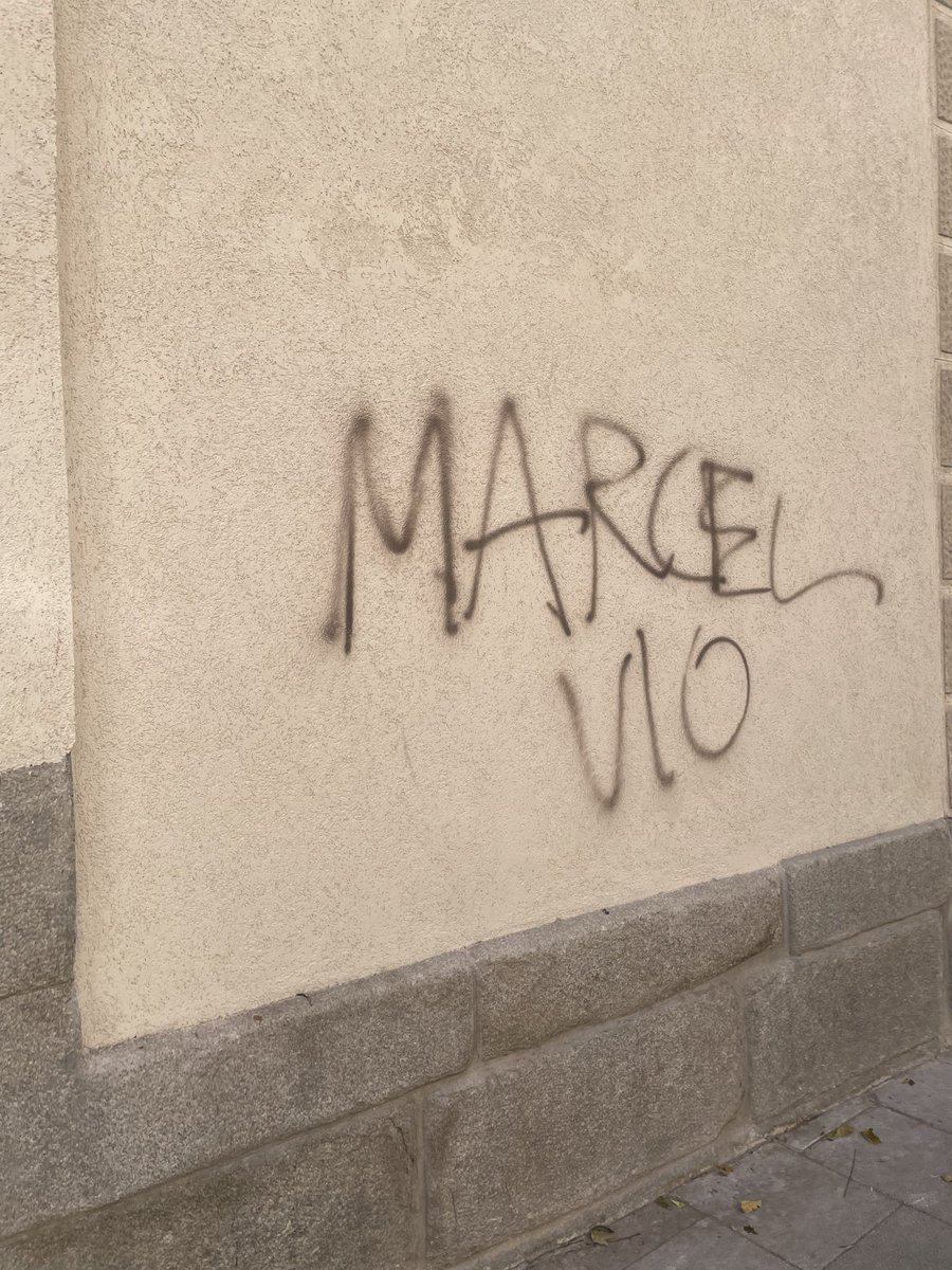 MadridUn's tweet photo. @Lineamadrid 
Edificio de Tabacalera. Recién concluidos los trabajos de la fachada. En un mes, vamos a tener de nuevo el edifico vandalizado
Foto 1. Miguel Servet con Mesón de Paredes. 
Foto 2. Provisiones. 
Y en Calle Embajadores ya hay  pintadas también. https://t.co/IPArTWG203