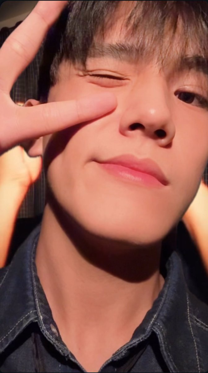 짜호 좋은 이유.. 
스토리 리그램 할 때 
그냥 영상만 덜렁. 있는게 아니라 
꼭 셀카나 쯔꾸해서 같이 올려줌 ヲヲ