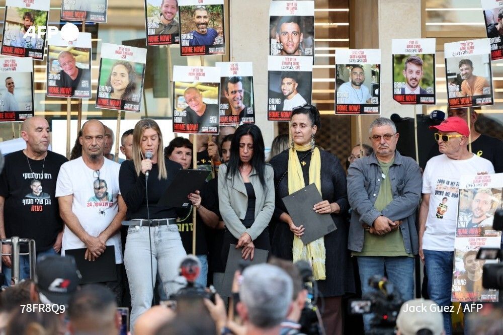 AFP's tweet image. Hamas will begin releasing Israeli hostages held in Gaza on Monday morning, a top official from the Palestinian militant group told AFP, before US President Donald Trump chairs an international summit in Egypt on his peace plan for the region ➡️ u.afp.com/SmaL