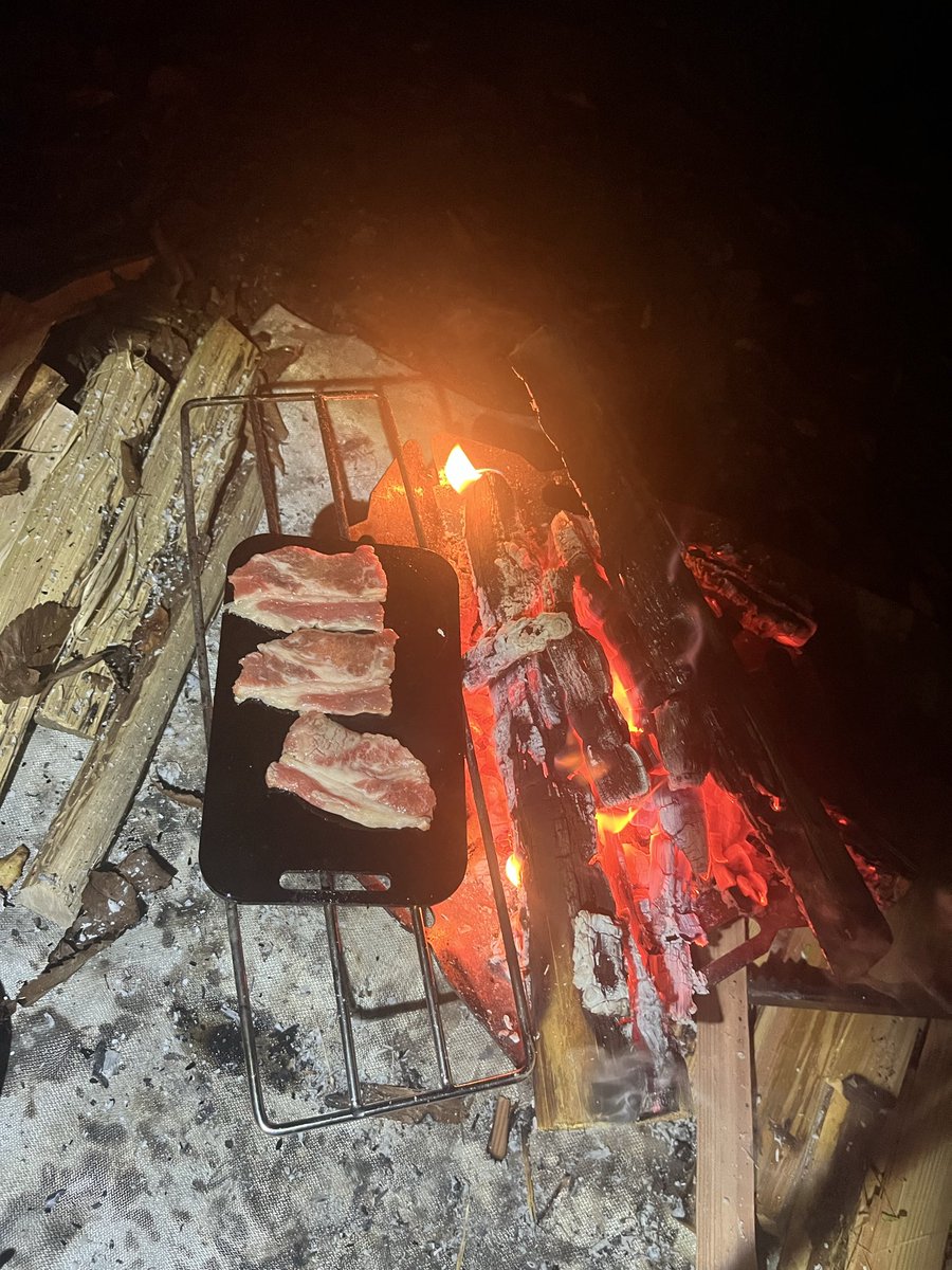 biroshing's tweet image. 焚き火の焼き肉最高！