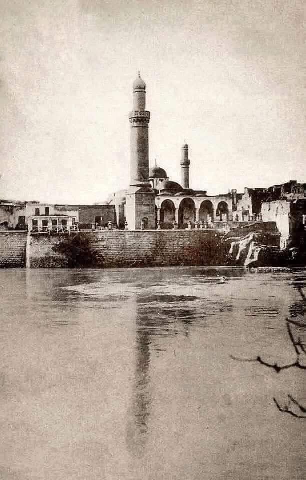 DZ_Memory's tweet photo. دير الزور في أواخر العهد العثماني..
أحد أجمل الواجهات النهرية الفراتية،
جامع السرايا على الفرع الصغير لنهر الفرات،
ومن خلفه مئذنة الجامع العمري. https://t.co/TvQdb2QmXF