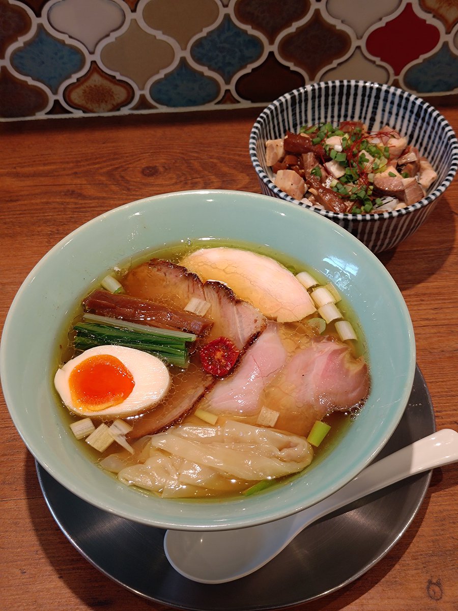 静岡県焼津市
麺創房LEO
黄金　まかない丼
休みの昼飯、これを楽しみに日々生きている
熱ければキレのあるミネラルの効いた塩味、温度が下るといたわるかの様に現れる甘み
それらを絡めて啜るパツパツの麺とトッピング、食べ始めから食べ終わりまで様々な味わいで楽しめます