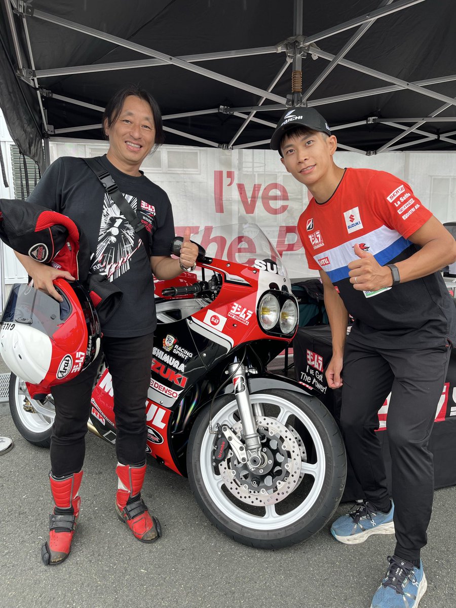 GSXR_Shiba's tweet photo. GSX-R40周年ミーティングに行ってきました😆
ヨシムラの心くん、てらーんと写真撮ってみたり😊
今回同行した旧友たちのバイクを並べてみたり、楽しかった！
明日は都雅都雅でライブだ！
がんばろう😆 https://t.co/vpsL2H2jTL