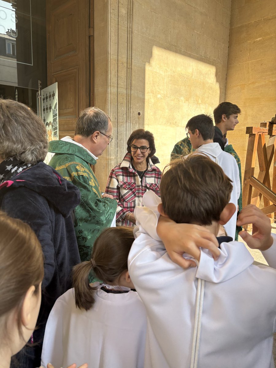 Aux côtés des habitants et des paroissiens de #Paris7 en ce dimanche ensoleillé ☀️lors de la messe de départ du diacre Philippe Chauveau <a href="/SFXParis7/">Paroisse SFX Paris 7</a> et de la messe de rentrée paroissiale de <a href="/spgroscaillou/">@SPGrosCaillou</a> 🙏🏻