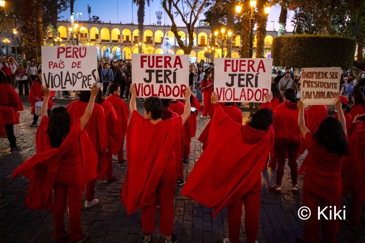 Hace unos días que estoy en Arequipa, coincidiendo con una etapa de crisis e inestabilidad política de la que soy testigo y de la que dejo constancia.
Hoy comparto esta imagen de una protesta contra el nuevo presidente del Perú, acusado públicamente de violación.
Esta foto ya
