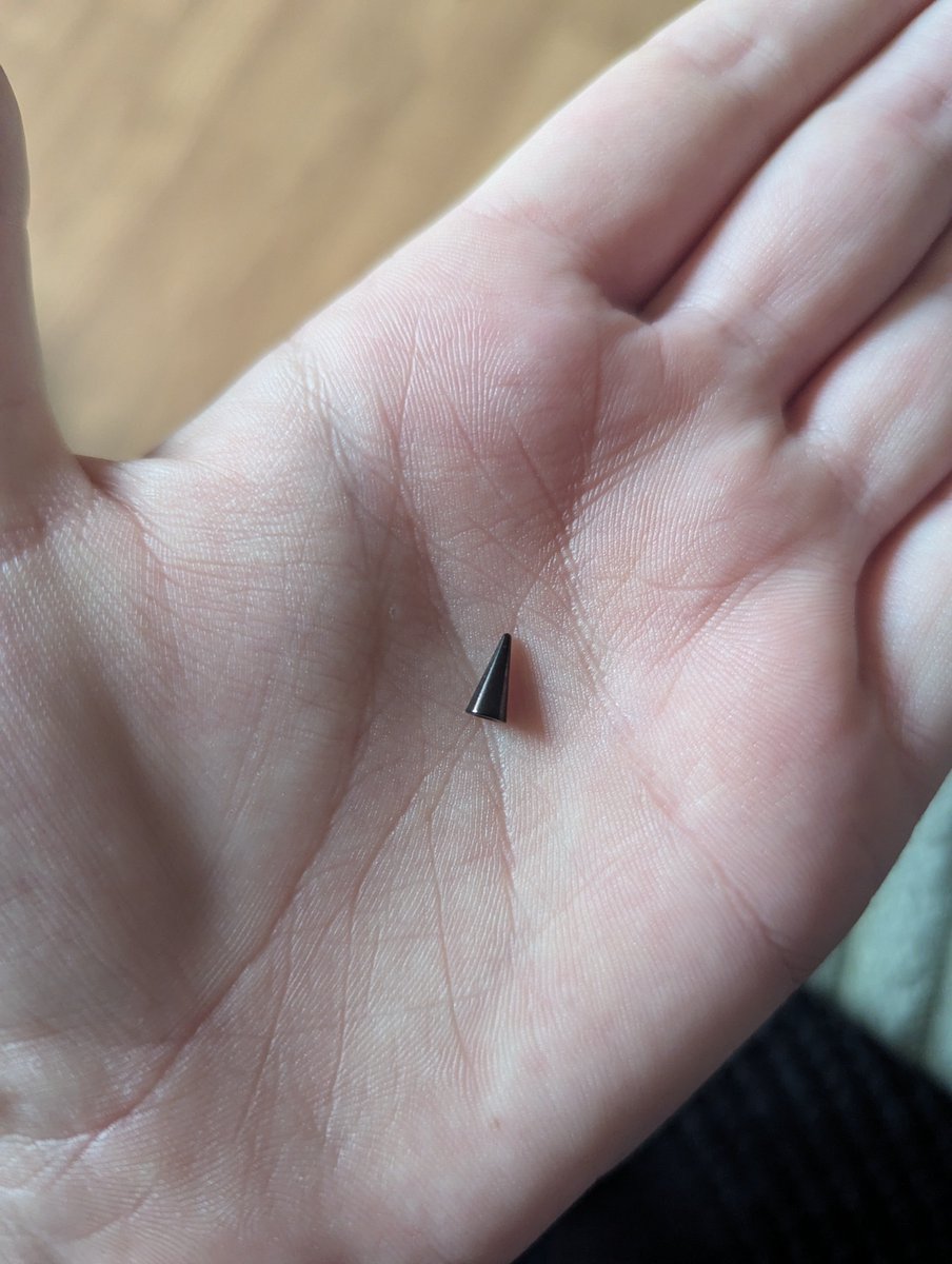 オーマイゴッド、見つけたぞ、このビッチ

I'm gonna super glue this bitch on and never change my piercing again

(⁠个⁠_⁠个⁠)