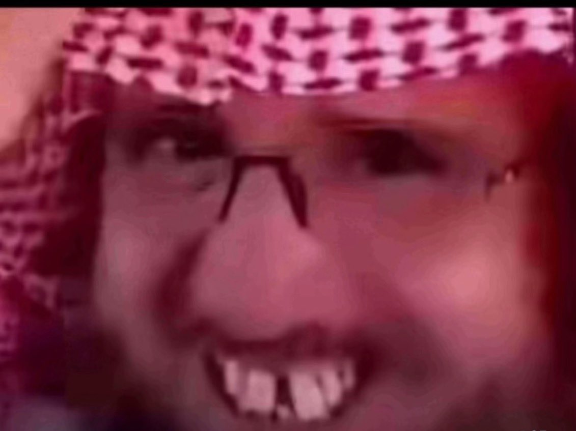 معنا واحد بالدوام ما امون عليه مثل صوت هذاك اللي يقول 
( شلنا باب التماتيك معنا ) 
البلشه مهي هنا البلشه انا شلون اكتم ضحكتي .
